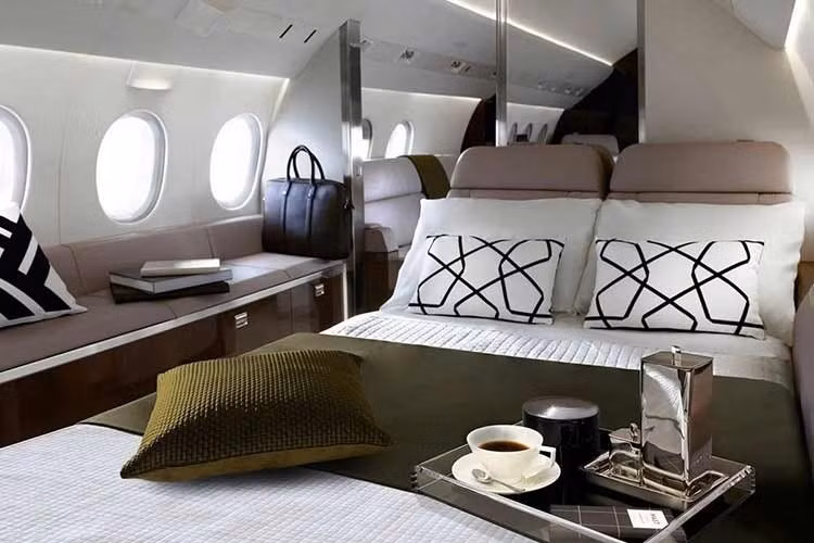 Bên trong máy bay nổi bật với ghế da có thể ngả, bàn làm việc tiện lợi và một chiếc ghế dài bên cửa sổ phía bên phải trong khoang hành khách. Chiếc máy bay này được trang bị một nhà bếp đầy đủ tiện nghi, cho phép phục vụ các món ăn ngon trong suốt chuyến bay. Điều này giúp Taylor Swift và đội ngũ của cô có thể thưởng thức các món ăn yêu thích mà họ muốn.