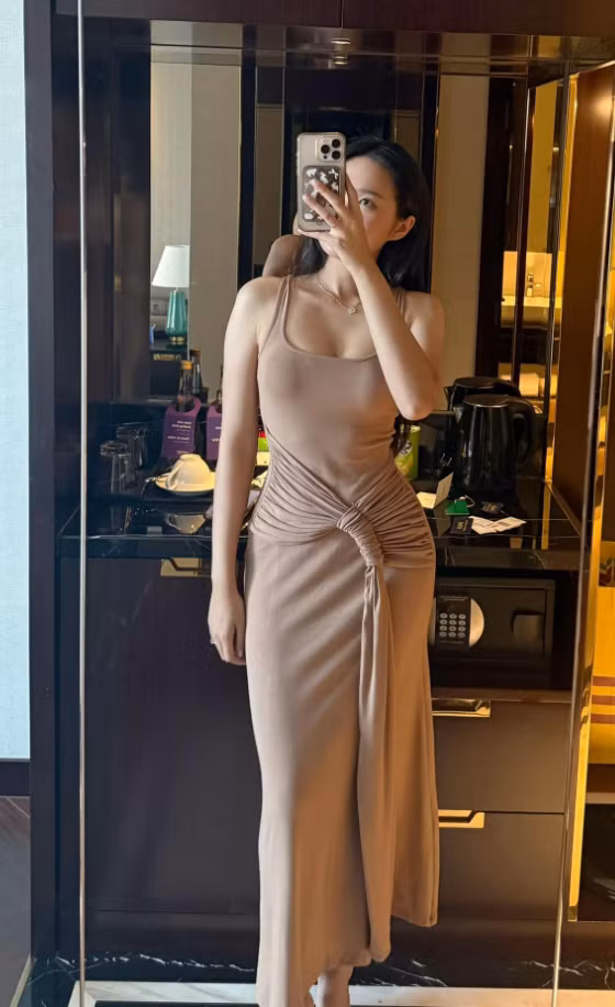 Thời gian gần đây, vợ cầu thủ Đoàn Văn Hậu thường xuyên xuất hiện nổi bật với các item cúp ngực nóng bỏng, tôn lên phần cổ cao, xương quai xanh cùng vẻ ngoài thanh thoát và cuốn hút.