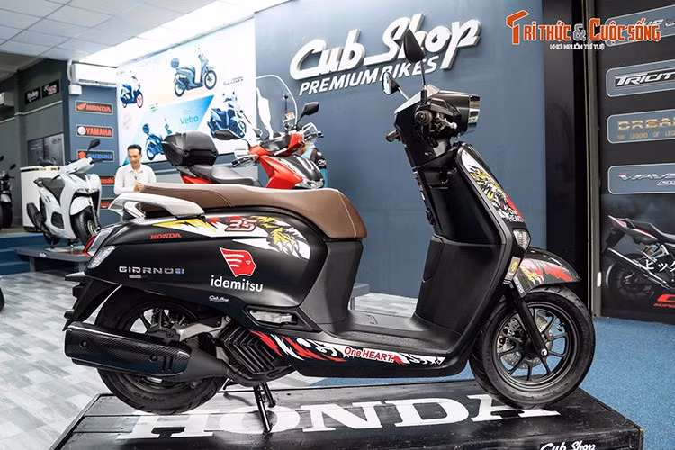 Mẫu xe ga Honda Giorno+ Moto2 ThaiGP được giới thiệu lần đầu tiên tại Thái Lan vào cuối tháng 10/2024 và chỉ được sản xuất giới hạn 35 chiếc trên toàn thế giới. Khác với hai phiên bản lấy cảm hứng từ hoạt hình của Walt Disney, Honda Giorno+ Moto2 ThaiGP mang diện mạo thể thao, cá tính hơn