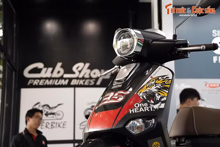 Honda Giorno+ Moto2 ThaiGP với thiết kế lấy cảm hứng từ chiếc xe đua Roaring Tiger của tay đua Thái Lan Somkiat Chantra - người đang khoác áo đội đua Honda Idemitsu IRG tại giải đua PT Grand Prix of Thailand 2024.