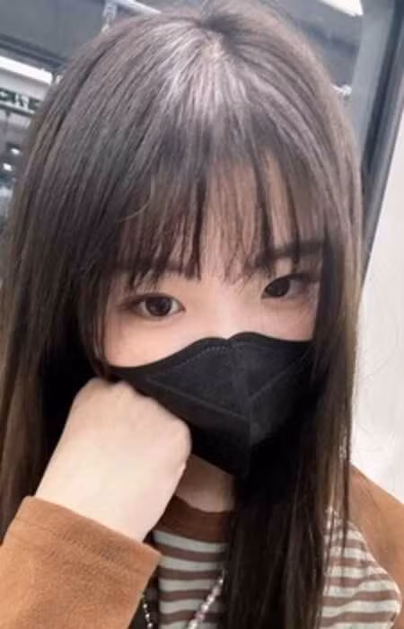 Trong bức ảnh, Duoduo diện váy thanh lịch, nở nụ cười rạng rỡ, ánh mắt dịu dàng hướng về người hâm mộ. Nhiều người bình luận rằng trông cô "như bước ra từ anime" và vẻ đẹp ấy “ngọt" như chính giọng của Paimon vậy.