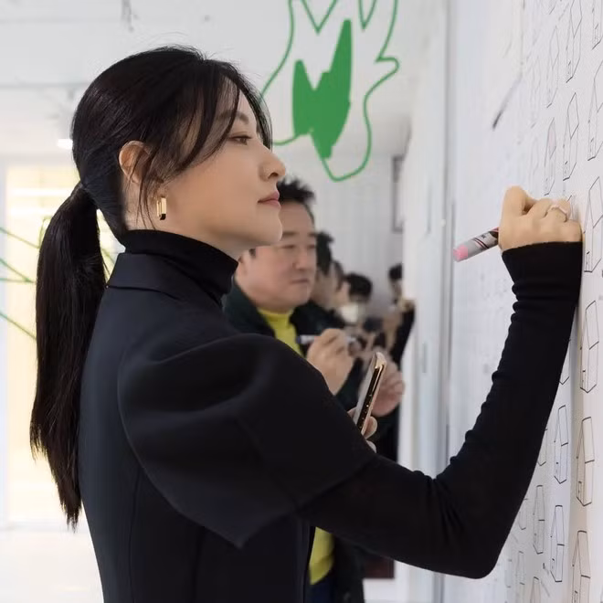 Không cần váy áo cầu kỳ, Lee Young Ae vẫn ghi điểm trước ống kính nhờ phong cách tối giản, sang trọng và thanh lịch.