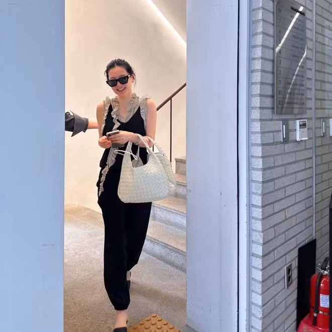 Cận cảnh làn da trắng, rạng rỡ và căng mịn của Lee Young Ae. Dù đã ở ngưỡng 55 nhưng dấu hiệu tuổi tác vẫn không xuất hiện quá nhiều trên gương mặt nữ diễn viên.
