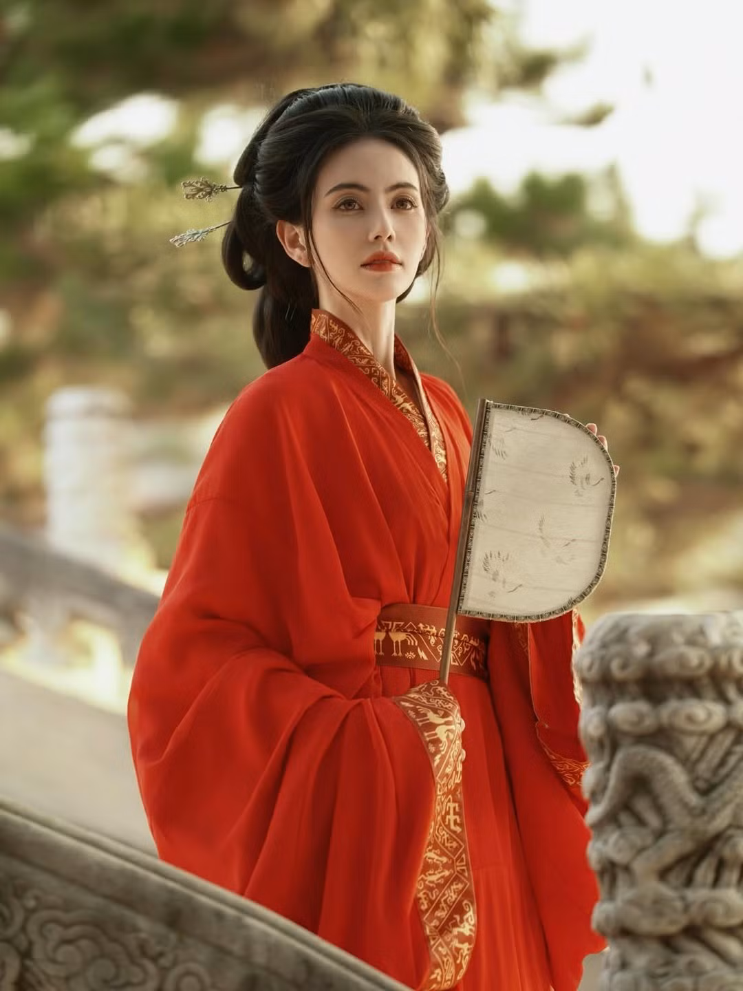 Rũ bỏ hình ảnh hiện đại, thời thượng quen thuộc, nữ diễn viên người Thái Lan Mai Davika xuất hiện trong tạo hình mang đậm màu sắc cổ điển, thanh thoát và đầy chất thơ, nhanh chóng trở thành tâm điểm chú ý trên mạng xã hội.