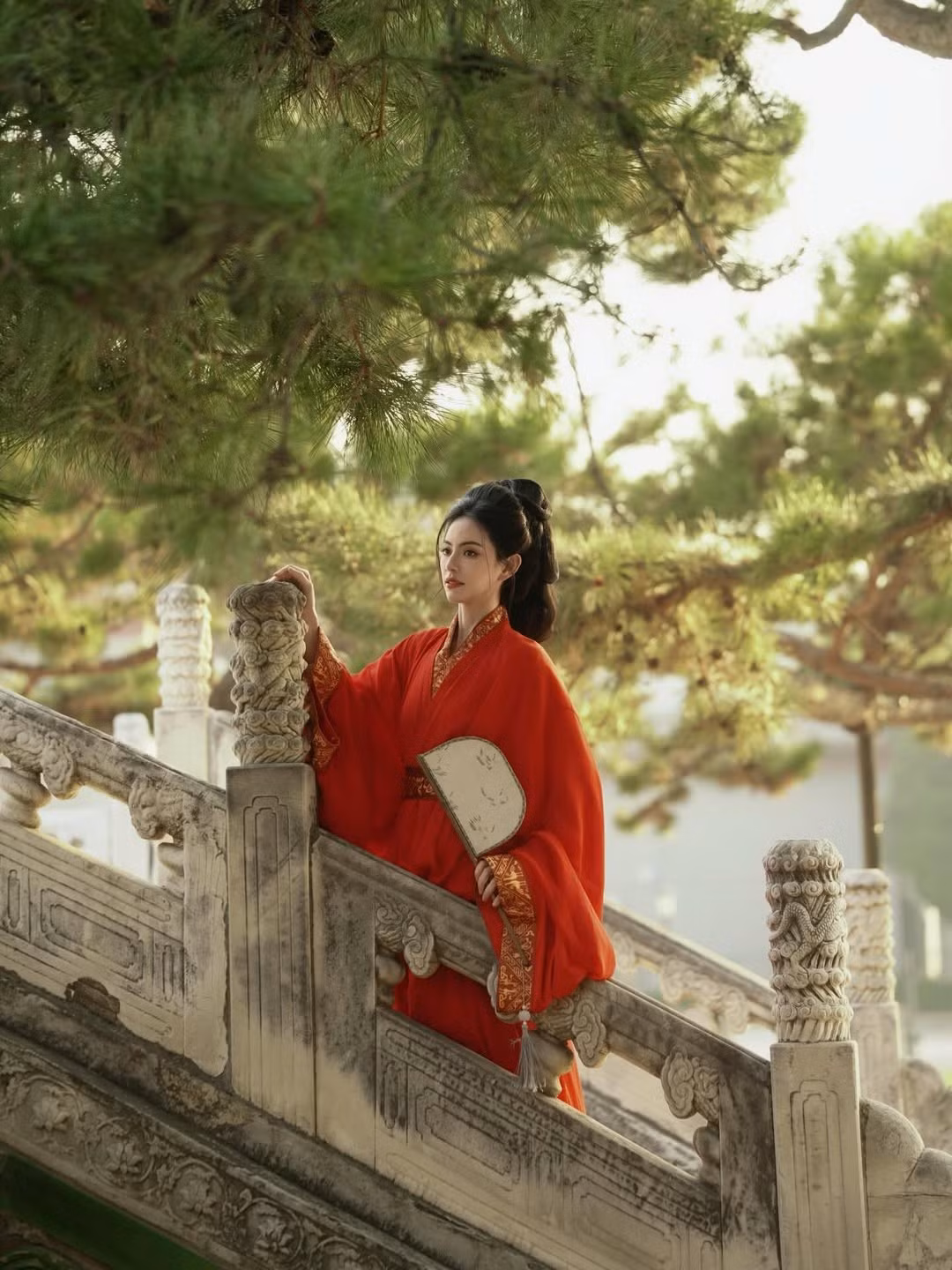 Nhan sắc của Mai Davika trong loạt ảnh này tiếp tục là đề tài được cư dân mạng ca ngợi không ngớt. Gương mặt thanh tú, làn da trắng mịn không tì vết, đôi mắt sâu hút hồn cùng sống mũi cao thanh thoát giúp cô đẹp “tựa búp bê” ở mọi góc máy. Lối trang điểm nhẹ nhàng, tông trầm cổ điển càng làm nổi bật nét đẹp lai đặc trưng – vừa Á Đông dịu dàng, vừa phảng phất vẻ sắc sảo phương Tây.