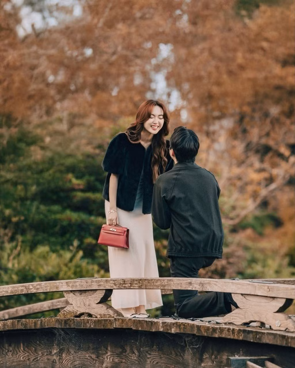 Mới đây, rich kid Chloe Nguyễn (tên thật là Nguyễn Cao Quỳnh Anh, sinh năm 1997) gây chú ý khi đăng tải bài viết khoe được bạn trai Zim (tên thật là Phạm Minh Trí) cầu hôn lãng mạn tại Kyoto, Nhật Bản.