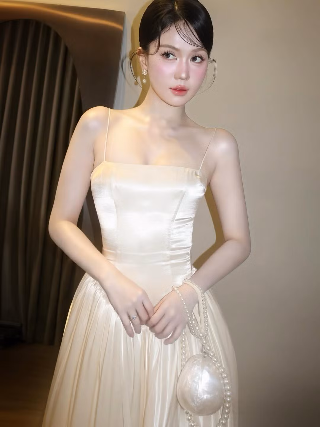 Nhiều ý kiến cho rằng sự khác biệt có thể đến từ cách make-up, ánh sáng hoặc góc chụp, trong khi số khác nhận xét đây là dấu hiệu của việc Ngọc Trinh thay đổi phong cách hình ảnh theo hướng mềm mại, kín đáo hơn.