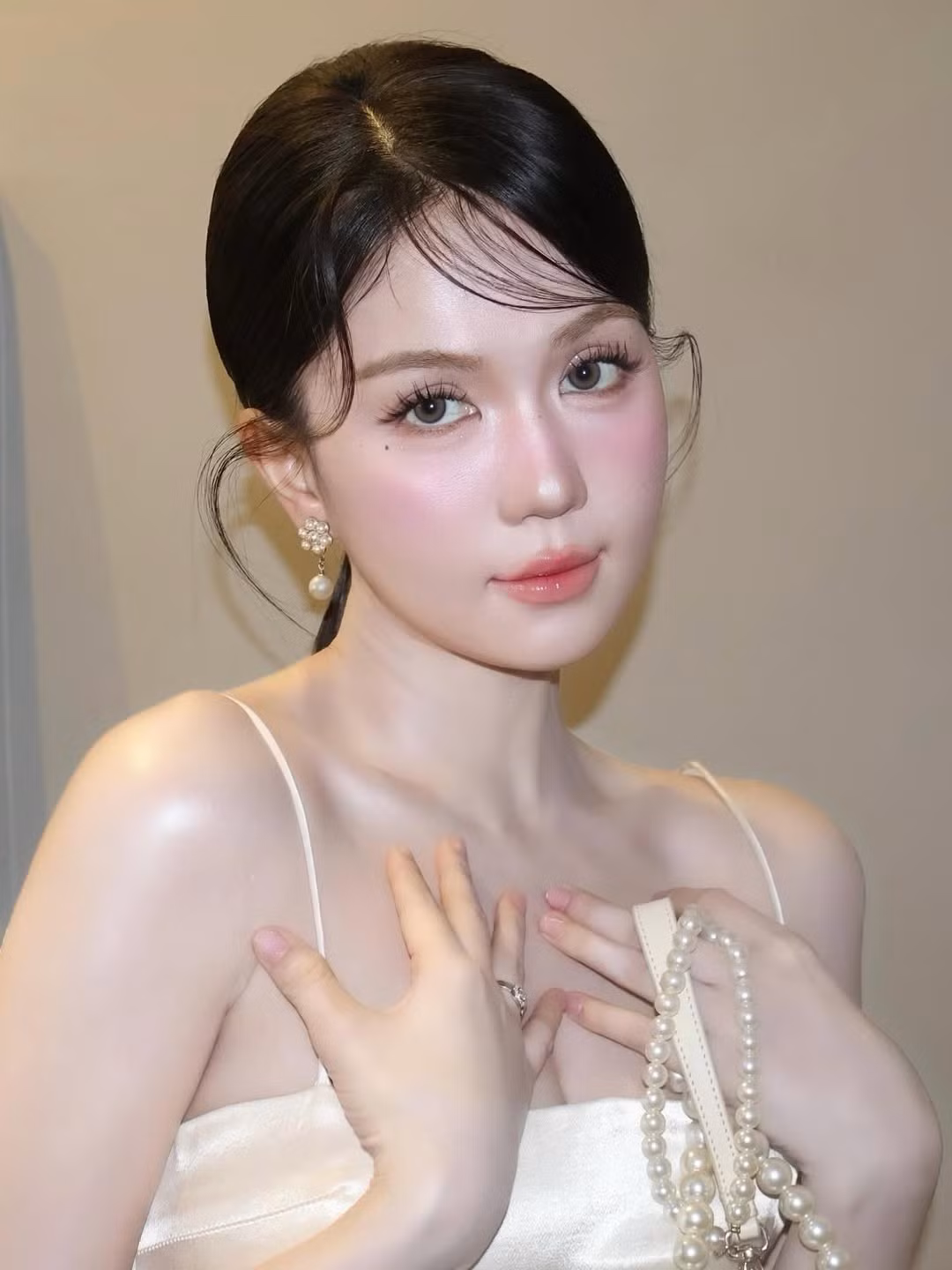 Trong những khung hình được chia sẻ, Ngọc Trinh lựa chọn lối trang điểm nhẹ nhàng, làn da căng bóng cùng kiểu tóc gọn gàng, nữ tính.
