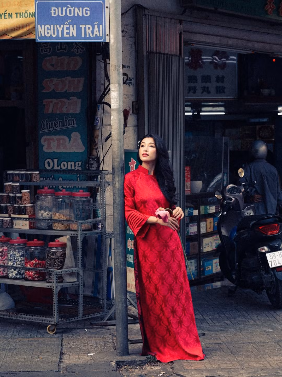 Gương mặt trái xoan, sống mũi cao thanh thoát cùng bờ môi đỏ trầm khiến mỗi khung hình của cô như một thước phim cũ, chậm rãi và đầy cảm xúc.