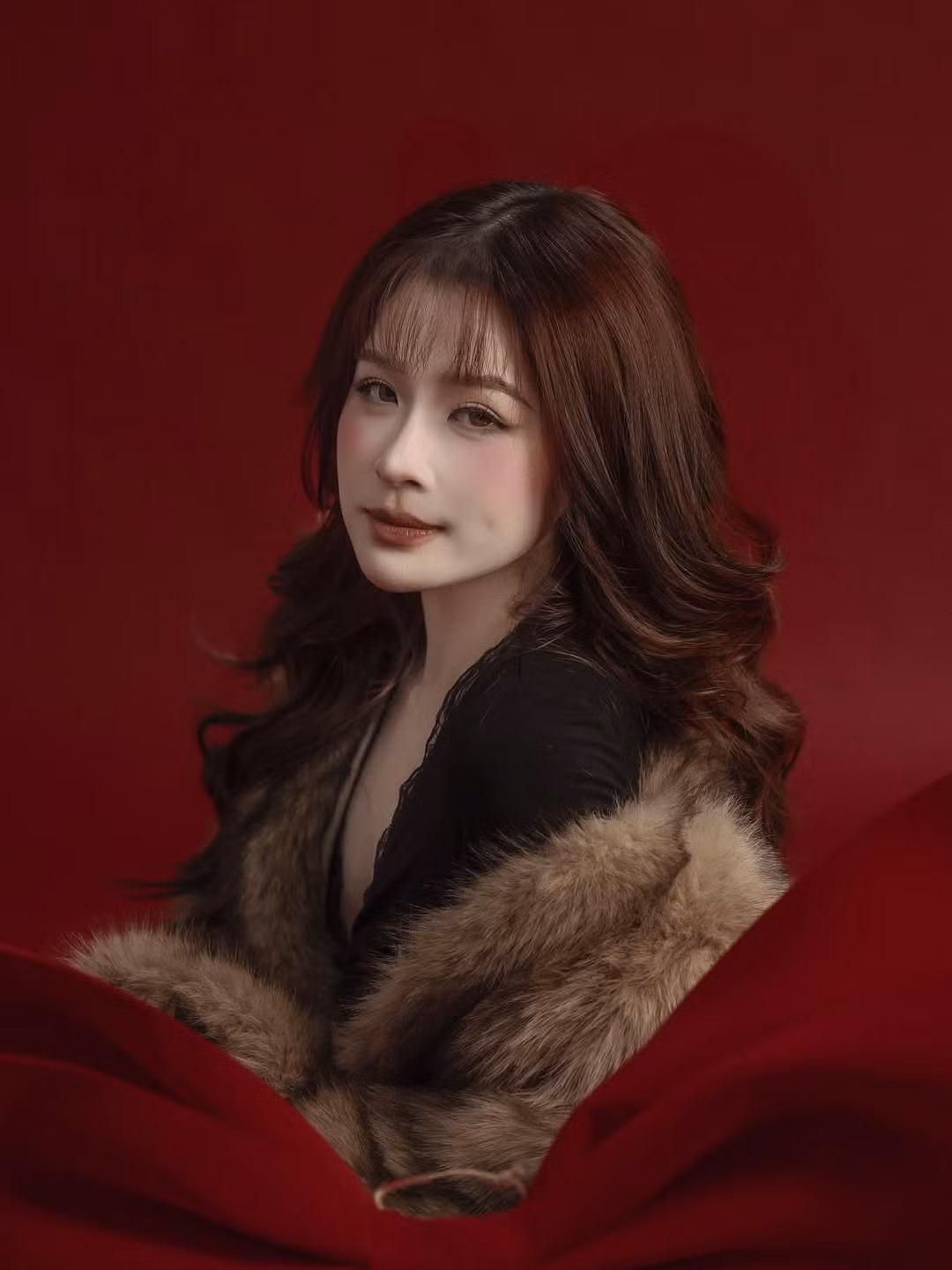 Đôi mắt to tròn, ánh nhìn sâu cùng hàng mi cong vút càng khiến gương mặt cô thêm cuốn hút ở những khung hình cận cảnh. Phần mái thưa mềm mại và mái tóc uốn nhẹ giúp Chao trông vừa nữ tính, vừa sang chảnh đúng chuẩn “rich kid” Hà thành.