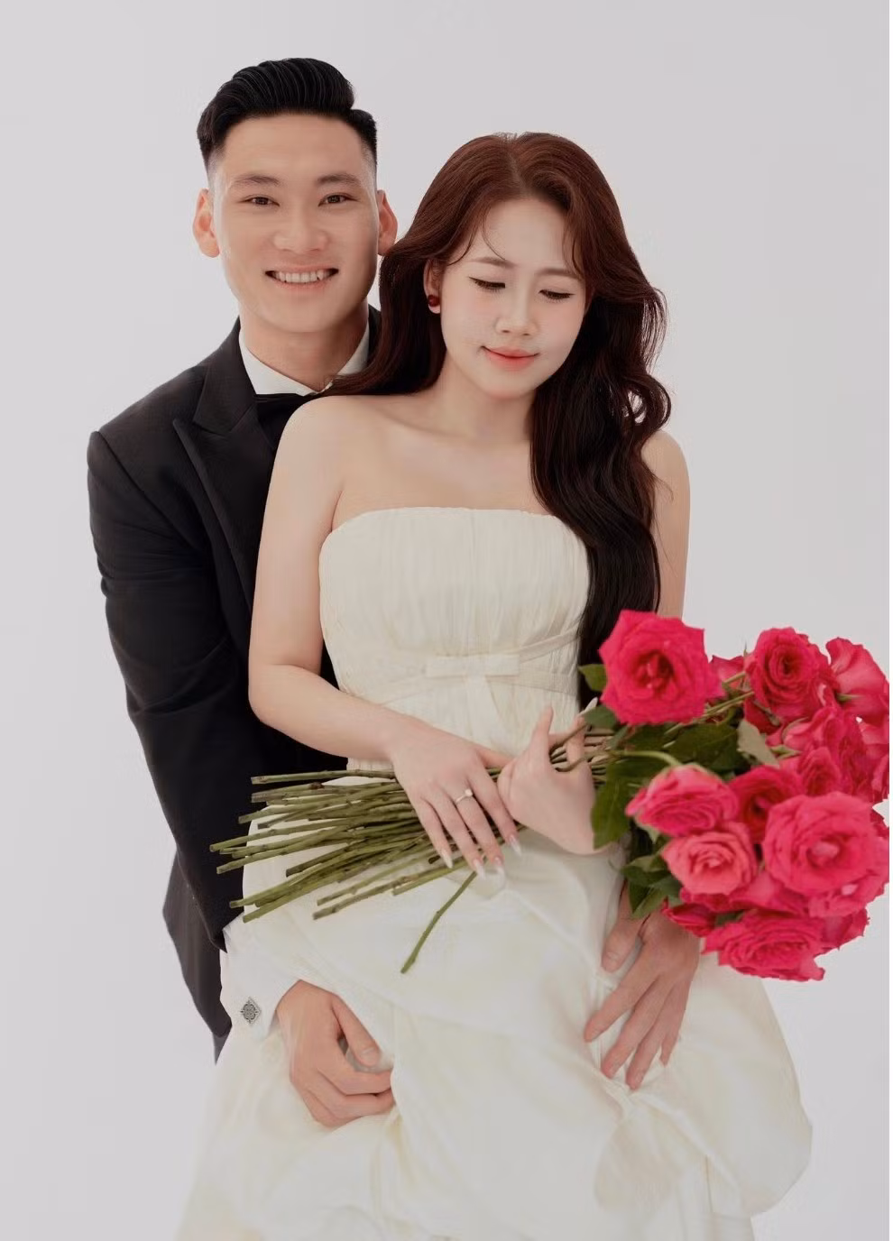 Trong loạt ảnh được chia sẻ, chú rể Trịnh Xuân Hoàng gây ấn tượng với vẻ ngoài điển trai, lịch lãm trong vest đen - trắng. Sánh đôi cùng anh là cô dâu Ngọc Ánh, rạng rỡ trong chiếc váy cưới bồng bềnh, khoe nhan sắc trẻ trung, cuốn hút.