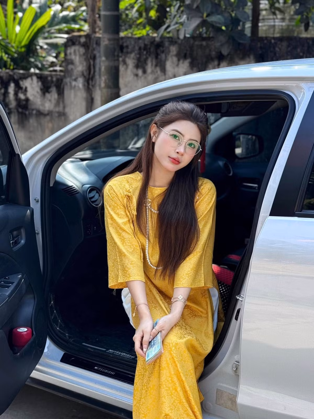 Quỳnh Ami là bạn gái hot girl của chàng game thủ Hà Tiều Phu. Cô cũng được biết đến là thành viên trong hội chị em thân thiết - gái xinh làng game cùng Ngọc Kem, Kim Chung Phan…