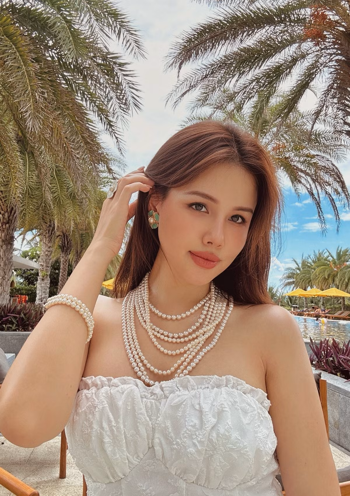 Nhan sắc của Phanh Lee không còn vẻ ngây thơ của một hot girl, mà thay vào đó là sự sang trọng, quyến rũ của một "phu nhân hào môn". Loạt ảnh mới đã chứng minh đẳng cấp nhan sắc "đẹp miễn chê" của nàng cựu hot girl, khiến bạn bè và người hâm mộ không ngớt lời khen ngợi.