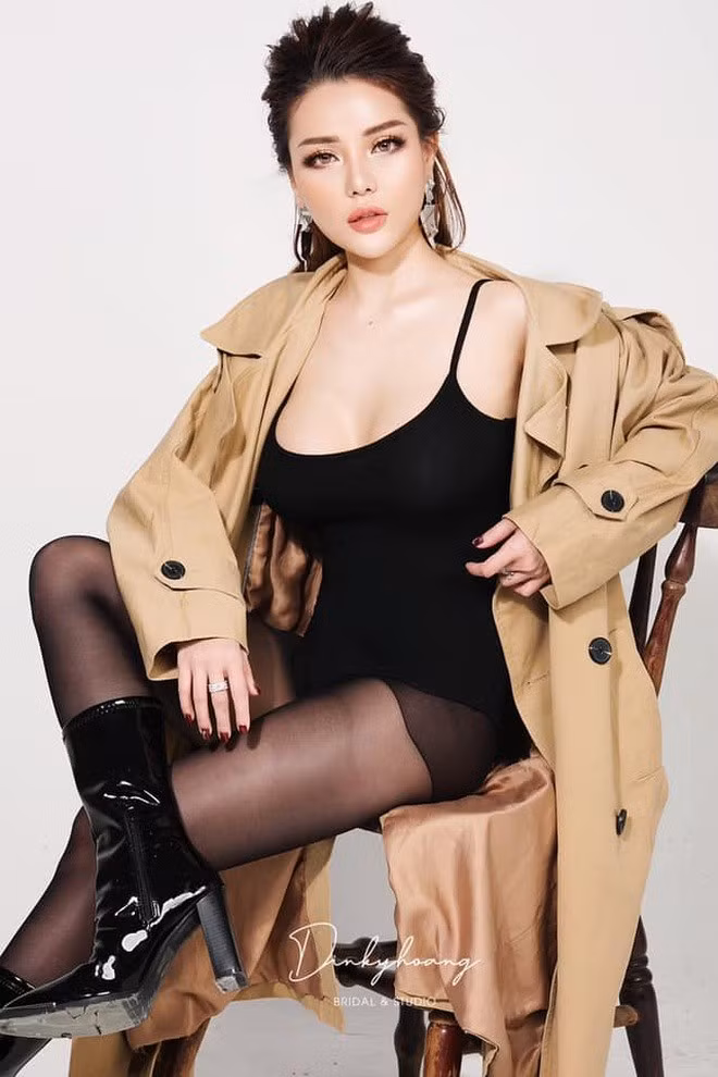 Nickname Mon 2K từng gắn liền với nhiều biệt danh như: “hot girl ngực khủng”, "hot girl thị phi", khi theo phong cách ăn mặc táo bạo, gây "chiêu trò" và "hám fame" và phát ngôn ồn ào.