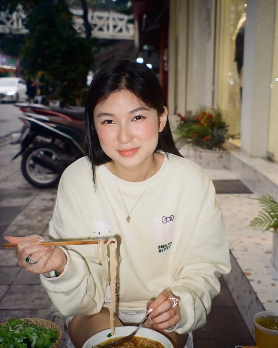 Ngược lại với những ý kiến này, một bộ phận cư dân mạng cho rằng cần đặt sự việc vào tình huống cụ thể. Với Nàng Mơ, có thể trong lúc gấp gáp và căng thẳng ở hậu trường, cô phản ứng như vậy là dễ hiểu, không nên bắt bẻ từng từ ngữ.