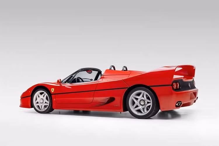 Hãng Ferrari chế tạo siêu xe F50 trong khoảng thời gian từ năm 1995 đến 1997 như lời tri ân thuần chất đường phố dành cho chương trình F1 của hãng.