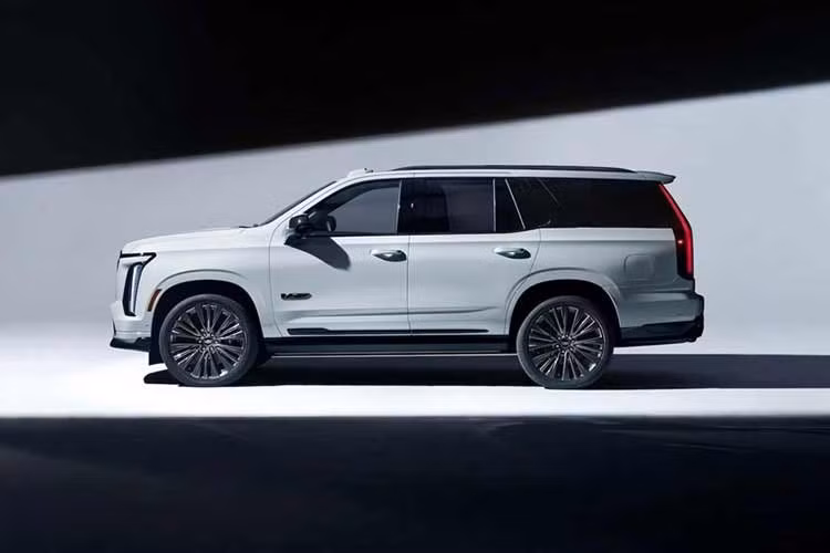 Cadillac Escalade-V 125th Anniversary Collector Series là mẫu xe mở màn cho chuỗi sản phẩm Escalade Collector Series cao cấp. Sức mạnh của mẫu SUV siêu sang này đến từ khối động cơ V8 6.2L siêu nạp đặc trưng của dòng V-Series, sản sinh công suất tối đa 682 mã lực và mô-men xoắn cực đại 884 Nm.