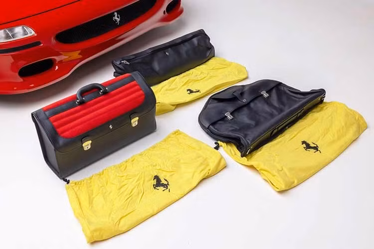 F50 xuất xưởng với lớp sơn ngoại thất màu đỏ Rosso Corsa kết hợp nội thất da màu đen cùng điểm nhấn ghế màu đỏ. Xe được giao mới thông qua Maranello Sales Ltd tại Egham, Surrey, là một trong khoảng 25 chiếc F50 được phân phối đến thị trường Vương quốc Anh.
