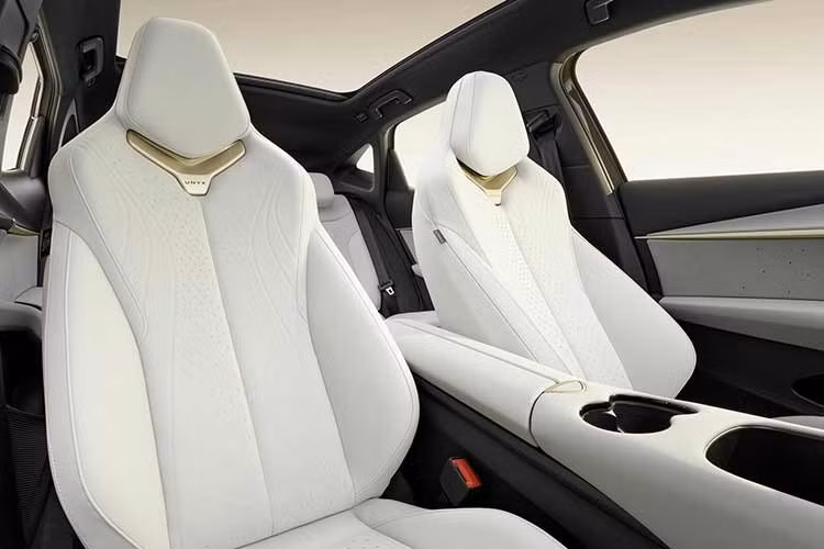 Điểm nhấn tiếp theo của Volkswagen ID. Unyx 09 nằm ở hệ thống hỗ trợ lái thông minh VLA dựa trên mô hình AI quy mô lớn, hỗ trợ các tính năng tiên tiến như tự động đỗ xe theo yêu cầu, đỗ xe từ xa và lùi xe theo quỹ đạo đã di chuyển.