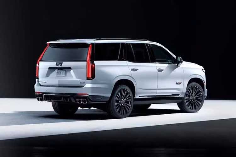 Ở ngoại thất, Cadillac Escalade-V 125th Anniversary Collector Series gây chú ý với bộ mâm hợp kim rèn kích thước 24 inch có thiết kế riêng, kết hợp cùng các chi tiết trang trí bằng sợi carbon cao cấp xung quanh thân xe.