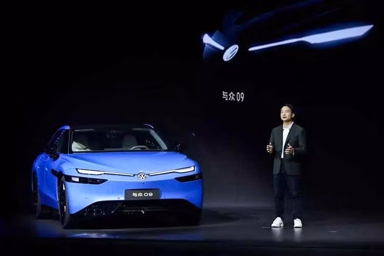 Ngày 24/10/2026 vừa qua, Volkswagen An Huy đã chính thức ra mắt mẫu sedan điện cỡ lớn mới mang tên ID. Unyx 09 2027 mới tại thị trường Trung Quốc. Xe có 3 phiên bản và giá bán dao động từ 179.900-249.900 Nhân dân tệ (khoảng 629-874 triệu đồng).