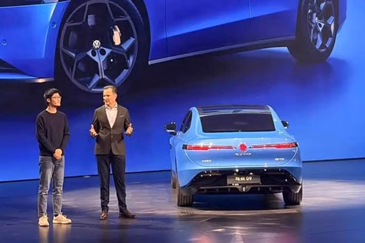 Volkswagen ID. Unyx 09 sở hữu kích thước dài x rộng x cao lần lượt 5.081 x 1.980 x 1.509/1.526 mm và chiều dài cơ sở 3.030 mm. Bên cạnh kích thước lớn, mẫu sedan này còn mang trên mình thiết kế fastback mượt mà. Phần đầu xe của ID. Unyx 09 nổi bật với lưới tản nhiệt đóng kín, cụm đèn pha thanh mảnh và logo Volkswagen đặc trưng.