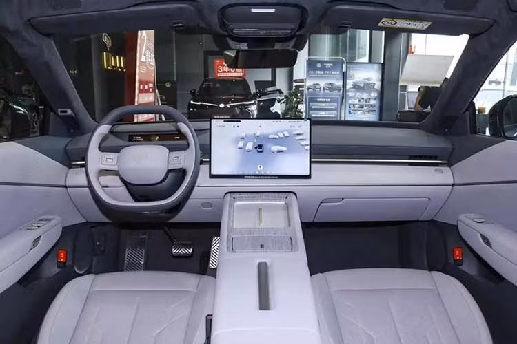 Nhìn từ bên sườn, xe có dáng vẻ năng động với phần thân hướng về phía trước, kết hợp bộ mâm thể thao 21 inch và cùm phanh Brembo. Phía sau mẫu xe này xuất hiện cụm đèn hậu LED tanh mảnh và logo Volkswagen phát sáng. Bên trong khoang lái, Volkswagen ID. Unyx 09 sở hữu các trang bị nổi bật như vô lăng hai chấu đa chức năng.