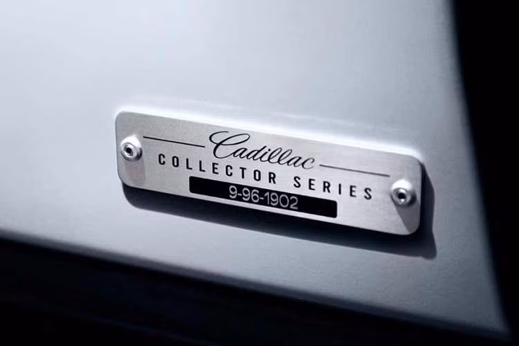Khách hàng có thể lựa chọn Cadillac Escalade-V 125th Anniversary Collector Series giữa hai màu sơn ngoại thất gồm xám nhám Midnight Stone Frost hoặc trắng Vibrant White Tricoat.