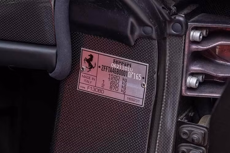 "Đồng thời cho biết thêm rằng siêu xe Ferrari F50 mang lại trải nghiệm lái cơ khí đỉnh cao, thuần túy, được cung cấp sức mạnh bởi công nghệ bắt nguồn từ F1.”, ông Alexander Weaver cho biết thêm