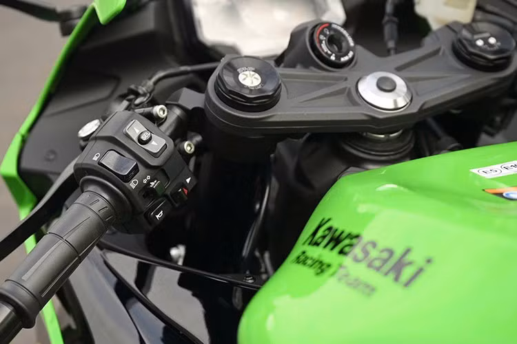 Theo công bố của Kawasaki, khung sườn xe vẫn là loại ống thép truyền thống, đảm bảo sự cân bằng giữa trọng lượng và độ cứng vững. Tổng trọng lượng ướt của xe đạt 198 kg.
