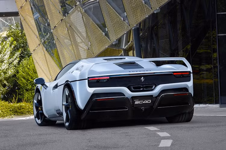 Ferrari F40 là một chiếc siêu xe mà hầu hết những người đam mê Ferrari đều cho rằng đã đạt tới đỉnh cao đại diện cho các giá trị của hãng. Có thể thấy F40 đã truyền cảm hứng cho “những đường nét sắc sảo, góc cạnh” của SC40.