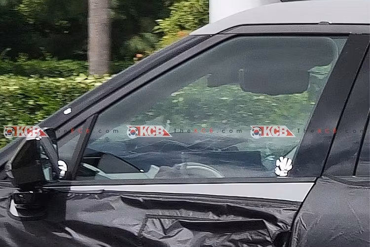 Những điểm nổi bật bên trong mẫu SUV cỡ C này gồm có màn hình kỹ thuật số tỷ lệ 16:9 với giao diện tương tự điện thoại thông minh. Thêm vào đó là Pleos Playground, mang đến các ứng dụng giải trí, định vị và tiện ích.