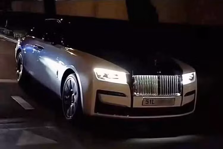 Một trong các mẫu xe đắt đỏ nhất đang có mặt trong garage xe của MC Trấn Thành chính là Rolls-Royce Ghost thế hệ mới, đây là bản Series I, có giá lăn bánh lên đến gần 40 tỷ đồng, anh cũng là nghệ sĩ đầu tiên sở hữu 1 chiếc xe Ghost đời mới.