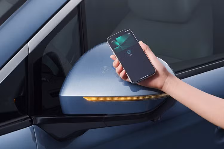 Không gian nội thất được bố trí 7 chỗ theo cấu hình 2+2+3, với hai ghế hạng thương gia ở hàng ghế giữa. Cabin hiện đại với 3 màn hình: trung tâm 15,6 inch, bảng đồng hồ và màn hình hành khách đều có kích thước 12.3 inch.