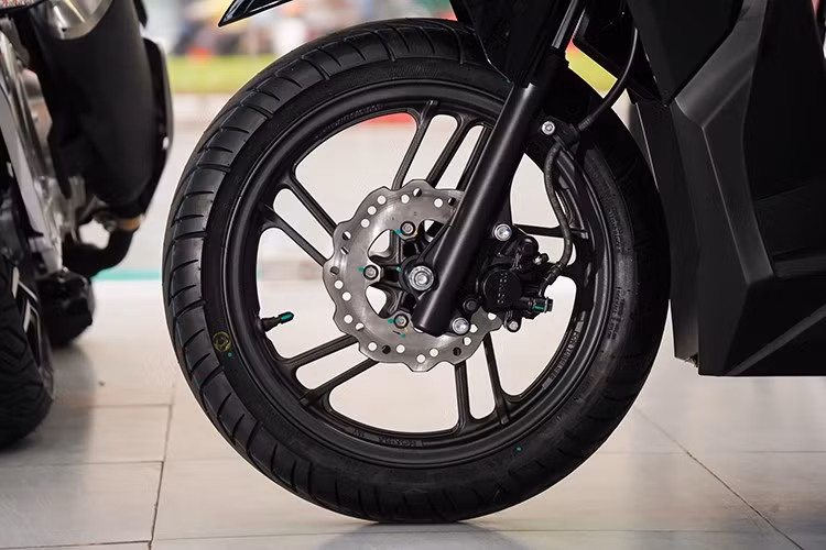 Honda Vario nhập khẩu từ Malaysia vẫn dùng bộ mâm đúc, kích thước 14 inch trên cả hai bánh xe, kết hợp hệ thống phanh kết hợp CBS gồm phanh đĩa phía trước và phanh tang trống phía sau.