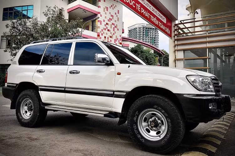 Trong cộng đồng mê xe địa hình, Toyota Land Cruiser 105 Series luôn được xem là một trong những mẫu xe “đỉnh cao” của thời kỳ vàng son, nổi bật bởi độ bền, tính thực dụng và thiết kế đơn giản đến tối đa.
