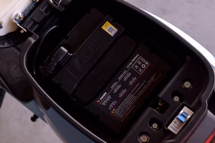 Cả hai phiên bản của xe máy điện Honda Sundiro DM8B với sự khác biệt chủ yếu ở quãng đường di chuyển tối đa, tuy nhiên, thông tin chi tiết về quãng đường này vẫn chưa được công bố.
