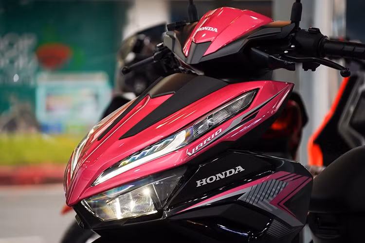 Về ngoại hình, Honda Vario 125 nhập khẩu từ Malaysia không có khác biệt đáng chú ý so với phiên bản nhập khẩu từ Indonesia do HVN phân phối. Mẫu xe do Boon Siew Honda Sdn Bhd vẫn giữ phong cách thiết kế thể thao, góc cạnh đầy mạnh mẽ, nam tính vốn đã làm nên thương hiệu và phong cách riêng của Vario 125