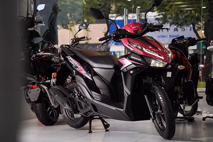 Đây là lô xe Honda Vario 125 đầu tiên nhập khẩu từ Malaysia về Việt Nam thông qua một cửa hàng không chính hãng chuyên kinh doanh xe máy nhập khẩu tại TP.HCM. Tuy nhiên, số lượng xe Honda Vario 125 nhập Malaysia về Việt Nam không nhiều như Indonesia do Honda Việt Nam (HVN) và một số cửa hàng đang phân phối.