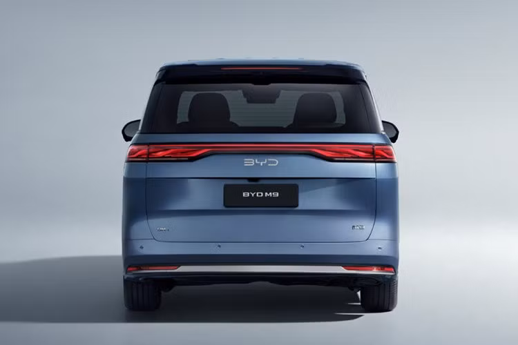 Xe sử dụng cửa trượt điện phía sau, cụm đèn hậu LED chạy ngang cùng logo BYD phát sáng.