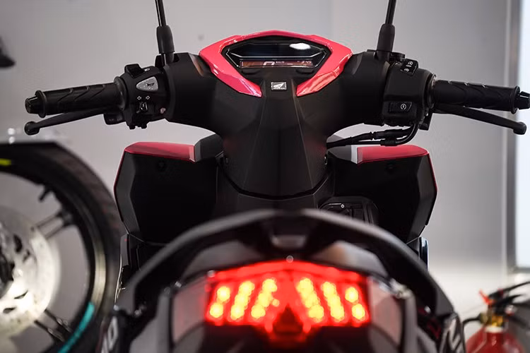 Honda Vario 125 "Made in Malaysia" cũng được tạo dáng phần yếm xe trước thể thao, kết hợp với cụm đèn pha LED vuông vức, đặt thấp. Trong khi dải đèn LED định vị vuốt cong, tạo hình chữ V trên yếm trước. Sàn để chân phẳng, yên xe lên khối