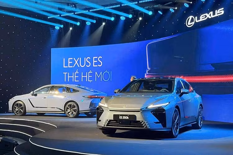 Lexus vừa chính thức giới thiệu mẫu ES thế hệ mới tại thị trường Việt Nam. Ngoài những thay đổi lớn từ ngoài vào trong, ES cũng trở thành mẫu xe đầu tiên của Lexus sở hữu dải sản phẩm hoàn toàn điện hóa với 2 phiên bản hybrid (ES 350h Premium và ES 350h Luxury) và 1 phiên bản thuần điện (ES 500e).