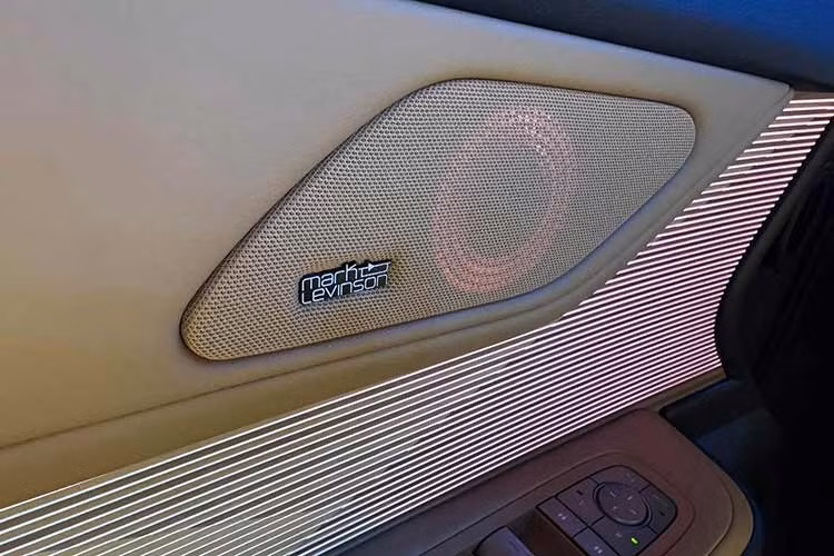 Hai bản Lexus ES 350h thế hệ mưới dùng hệ truyền động hybrid nối tiếp - song song 2.5L. Lexus cho biết động cơ có hiệu suất nhiệt cao, đi cùng hộp số hybrid hoàn toàn mới nhằm tối ưu công suất và hiệu quả tái tạo năng lượng.