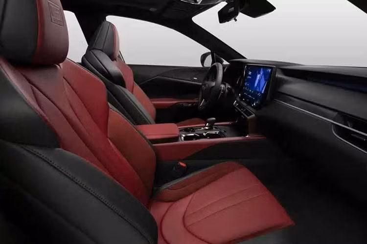 Hiện tại, Lexus mới chỉ công bố RX mới tại Nhật Bản và chưa cho biết thời điểm mẫu xe có thể được ra mắt tại các thị trường khác. Tại Nhật Bản, phiên bản khởi điểm của dòng xe là RX350 L sử dụng động cơ 4 xi-lanh, tăng áp, dung tích 2.4L và hệ dẫn động 2 bánh. Động cơ sản sinh công suất tối đa 275 mã lực và mô-men xoắn cực đại 430 Nm.