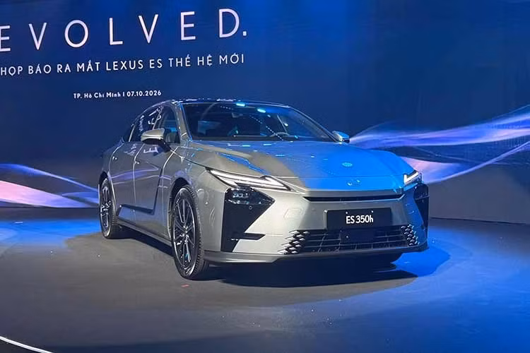 Tại thị trường Việt Nam, Lexus ES 2026 mới có ba lựa chọn gồm hai bản hybrid ES 350h Premium, ES 350h Luxury và bản thuần điện ES 500e. Giá bán khởi điểm từ 2,34 tỷ đồng cho bản ES 350h Premium; bản ES 350h Luxury có giá 2,6 tỷ đồng; bản ES 500e có giá 2,94 tỷ đồng.