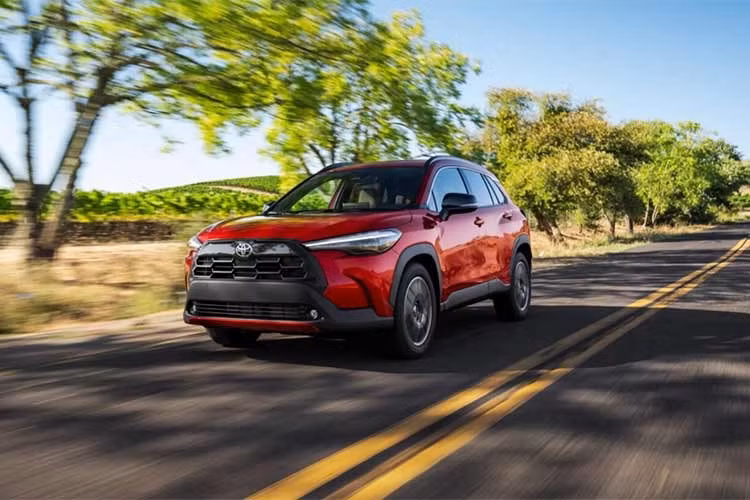 Dự kiến, Toyota Corolla Cross 2027 sẽ chính thức có mặt tại các đại lý vào mùa thu năm nay. Dù mức giá tăng nhẹ và ít cải tiến đột phá, Corolla Cross vẫn hứa hẹn duy trì vị thế dòng xe gia đình đô thị thực dụng hàng đầu nhờ khả năng tiết kiệm nhiên liệu, trang bị an toàn vượt trội và không gian linh hoạt.