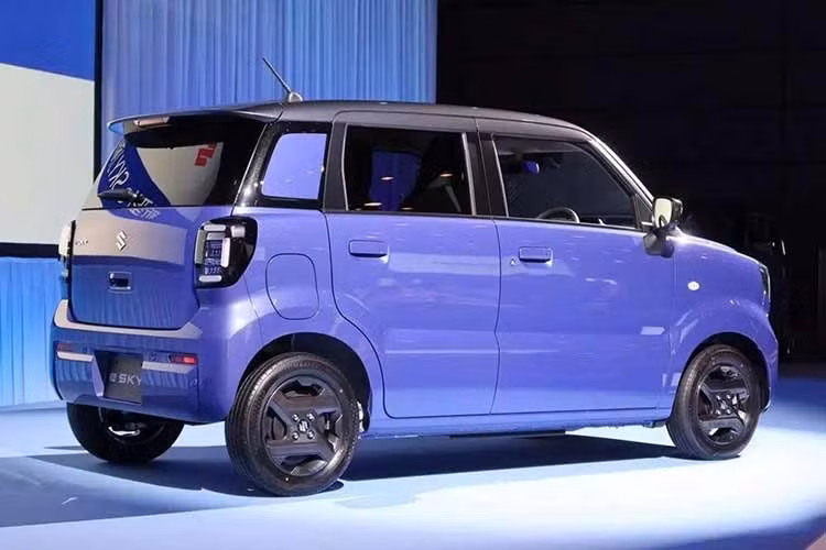 Mẫu xe kei car Suzuki eSky thuần điện này vẫn giữ kiểu dáng 5 cửa và kích thước nhỏ gọn của phiên bản concept. Tuy nhiên, các cụm đèn chiếu sáng, cản trước/sau, bộ mâm, tay nắm cửa và ốp gương chiếu hậu đã được thiết kế lại để phù hợp với phiên bản sản xuất.