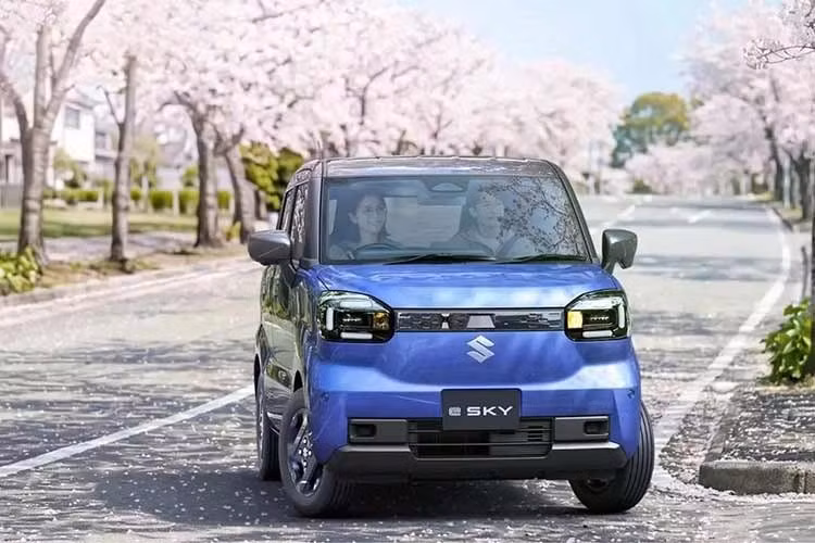 Tuy nhiên, chính quyền địa phương sẽ áp dụng khoản trợ cấp lên tới 568.000 Yên (113 triệu đồng) cho khách hàng, giúp giá khởi điểm thực tế giảm xuống còn 1.552.000 Yên (310 triệu đồng). Mẫu xe điện nhỏ nhất từ trước đến nay của Suzuki cũng sẽ được xuất khẩu sang châu Âu và Anh từ năm 2027.