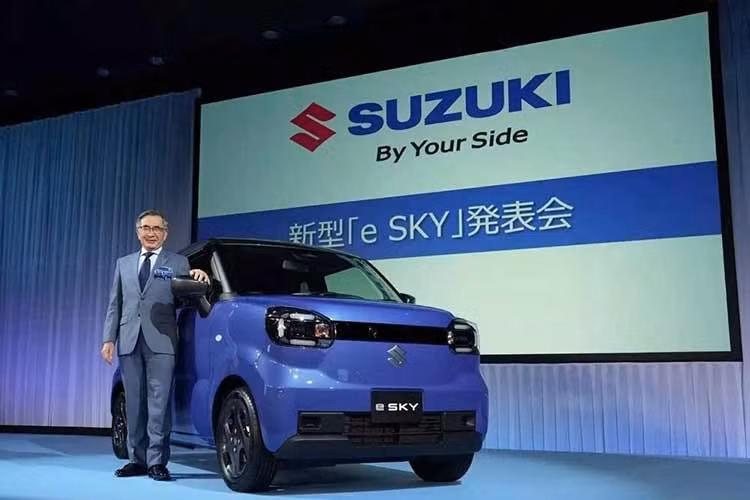 Suzuki đã chính thức tung ra mẫu xe kei car chở khách thuần điện đầu tiên mang tên eSky 2027 mới của mình tại thị trường Nhật Bản. Xe đã lần đầu tiên được giới thiệu vào tháng 8/2026 và là phiên bản thương mại của mẫu xe Vision e-Sky Concept ra mắt vào năm 2025.