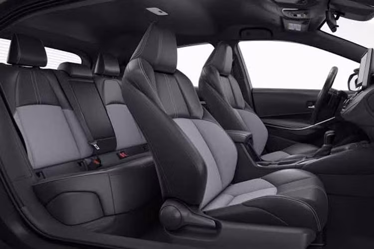 Về mặt an toàn, gói công nghệ Toyota Safety Sense 3.0 tiếp tục là trang bị tiêu chuẩn toàn dòng xe, bao gồm: kiểm soát hành trình thích ứng, hỗ trợ giữ làn đường, đèn pha tự động, nhận diện biển báo giao thông và hệ thống phanh tự động tiền collision tích hợp phát hiện người đi bộ.